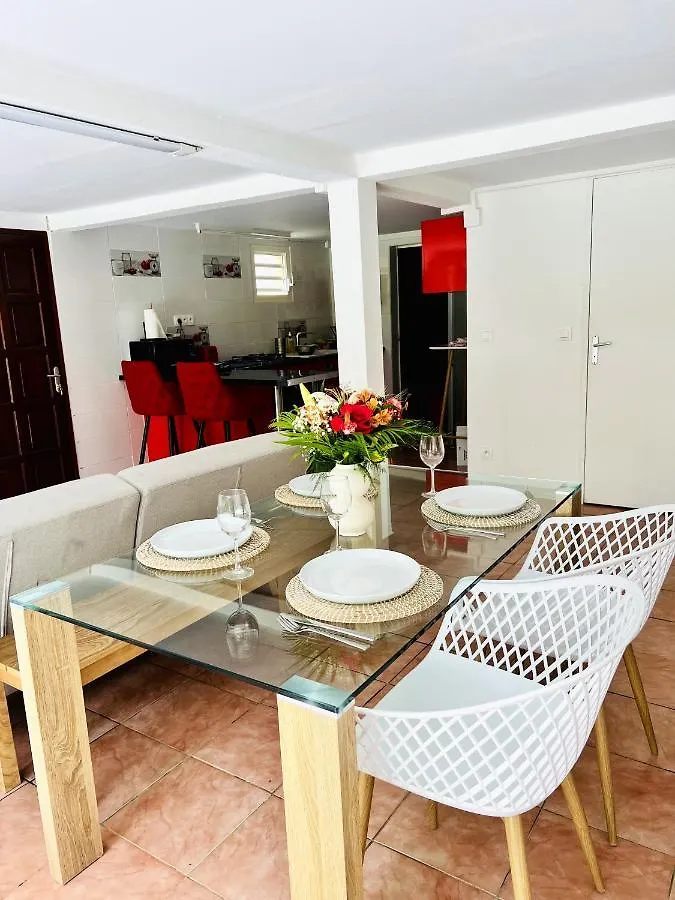 Appartement Charmant A Petit Bourg / 73 M² / Vue Sur Jardin プティ・ブール