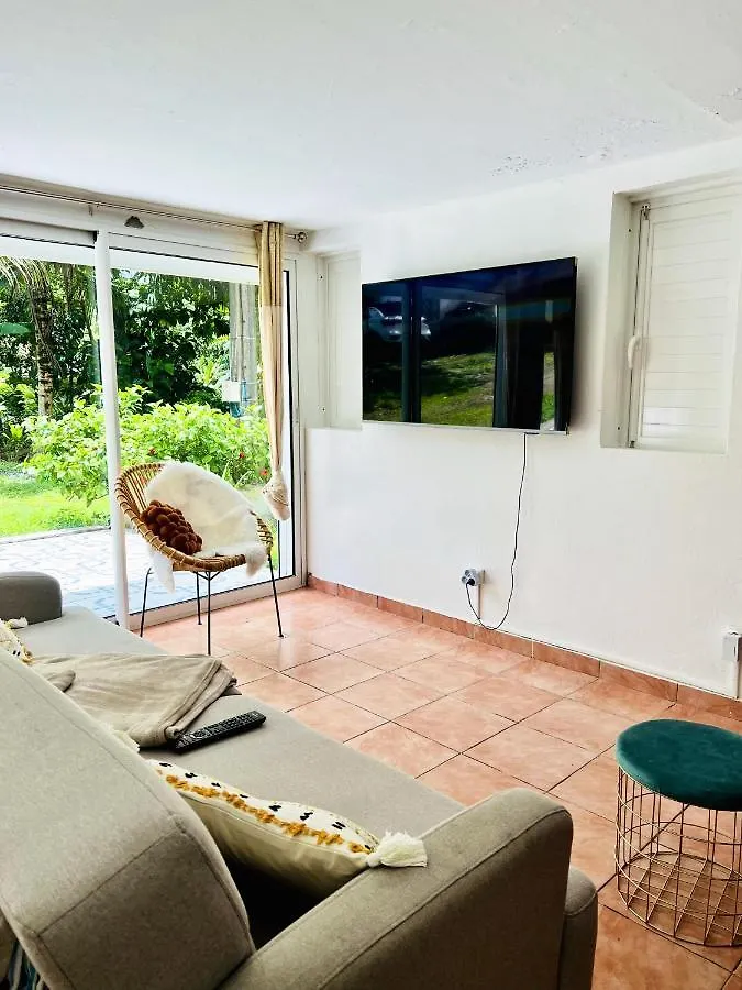 Appartement Charmant A Petit Bourg / 73 M² / Vue Sur Jardin アパート