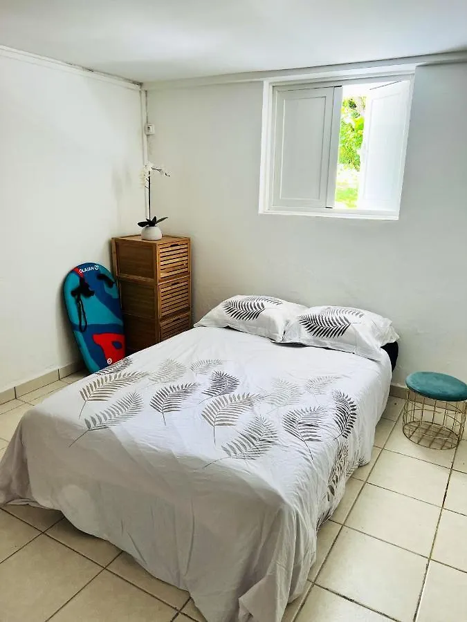 Appartement Charmant A Petit Bourg / 73 M² / Vue Sur Jardin アパート プティ・ブール